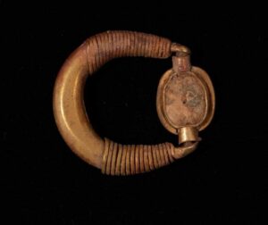 مجموعة من الحلي الذهبي بتل العمارنة بمحافظة المنيا