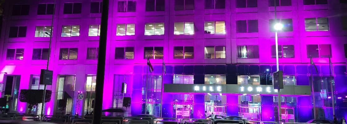 «ميدبنك» يضيء بالوردي دعماً لحملة التوعية بسرطان الثدي